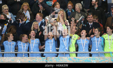 Les femmes y compris les joueurs de Manchester City capitaine Steph Houghton (centre droit) célébrer les femmes's Super titre de ligue à l'Académie, du Stade de Manchester. Banque D'Images