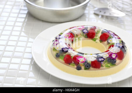 Couronne de noël bavarois, gelée dessert fait maison Banque D'Images