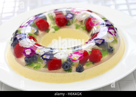 Couronne de noël bavarois, gelée dessert fait maison Banque D'Images