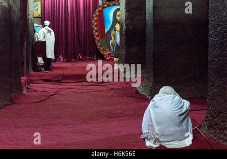 Lalibela, Éthiopie - janvier 15 , 2016 : un fidèle et un prêtre dans le Bet Mariam churhc Orthodoxe Banque D'Images