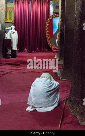 Lalibela, Éthiopie - janvier 15 , 2016 : un fidèle et un prêtre dans le Bet Mariam churhc Orthodoxe Banque D'Images