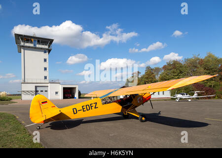 Bremgarten, Allemagne - 22 octobre 2016 : un avion Piper Cub jaune classique stationnée à l'aéroport Banque D'Images