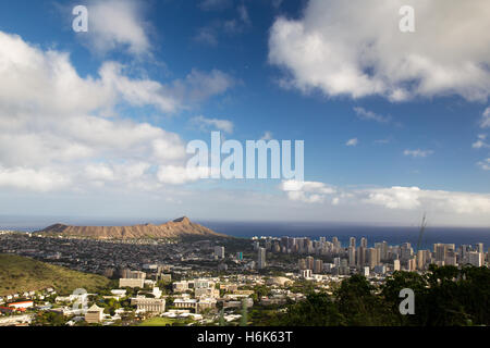 Vue panoramique sur Honolulu et le Cratère de Diamond Head sur Oahu, Hawaii, USA. Banque D'Images