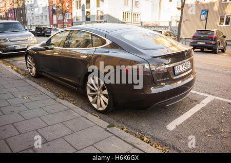 Trondheim, Norvège - 19 octobre 2016 : Noir Tesla Model S, plein de taille tous les cinq portes électriques, luxe liftback, produit par Tesla Banque D'Images