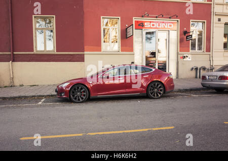 Trondheim, Norvège - 19 octobre 2016 : Rouge Tesla Model S, plein de taille tous les cinq portes électriques, luxe liftback, produit par Tesla Mo Banque D'Images