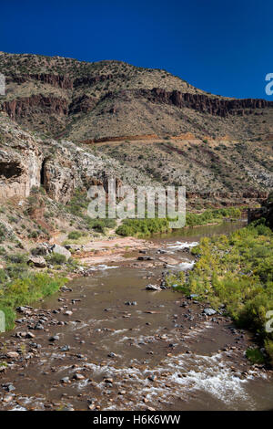 Carrizo, Arizona - l'eau salée qui traverse le canyon de la Rivière Salée. Le canyon divise la réserve indienne de San Carlos, un Banque D'Images