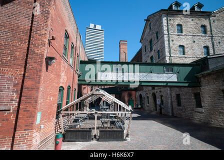 Les bâtiments historiques et modernes coexistent dans la distillerie, une destination touristique et résidentiel dans le centre de Toronto Canada Banque D'Images