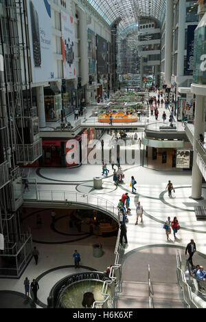 Une vue de l'arcade du Centre Eaton de Toronto, le plus grand centre commercial en Ontario et une attraction touristique à Toronto Canada. Banque D'Images