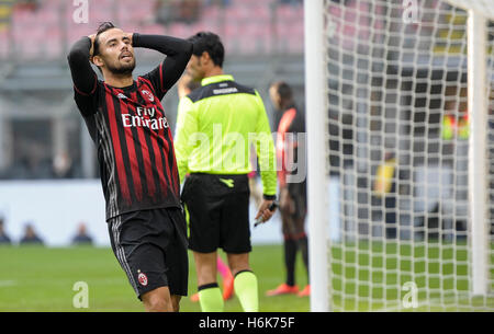 Milan, Italie. 30Th Oct, 2016. Suso du Milan AC en Serie A déçu au cours de la correspondance entre l'AC Milan et Pescara Calcio au Stadio Giuseppe Meazza, le 30 octobre 2016 à Milan, Italie. L'AC Milan gagne 1-0 sur Pescara Calcio. Credit : Nicolo Campo/Pacific Press/Alamy Live News Banque D'Images