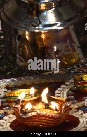 Lahore, Pakistan. 30Th Oct, 2016. Famille hindous pakistanais de prendre une partie de rituels religieux célèbrent le Diwali, la fête des lumières et d'allumer des bougies à l'occasion de Diwali. Diwali, la Fête des Lumières, marque la victoire sur le mal et commémore l'époque où dieu hindou le Seigneur Rama remporte la victoire sur Ravana et est retourné à son royaume Ayodhya, après le roi démon Ravana vaincu symbolise et prendre les gens des ténèbres à la lumière et la victoire du bien sur le mal. Credit : Rana Sajid Hussain/Pacific Press/Alamy Live News Banque D'Images