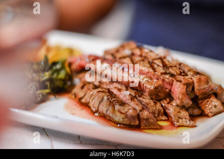 Et les tranches de boeuf Angus grillé Steak avec pommes et spinaches close up Banque D'Images