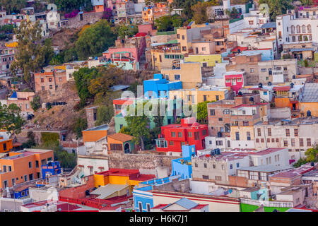 De nombreuses maisons de couleur Bleu Rouge Orange de Guanajuato au Mexique Banque D'Images