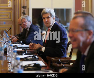 Le secrétaire d'Etat américain John Kerry se joint au ministre des Affaires étrangères, Boris Johnson (pas sur la photo) et d'autres ministres européens des affaires étrangères au ministère des Affaires étrangères et du Commonwealth, Londres, au début des discussions internationales visant à trouver un moyen de sortir de l'impasse politique en Libye. Banque D'Images