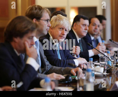 Secrétaire des affaires étrangères Boris Johnson rejoint le secrétaire d'Etat américain John Kerry (pas sur la photo) et d'autres ministres européens des affaires étrangères au ministère des Affaires étrangères et du Commonwealth, Londres, au début des discussions internationales visant à trouver un moyen de sortir de l'impasse politique en Libye. Banque D'Images