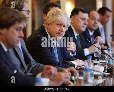 Secrétaire des affaires étrangères Boris Johnson rejoint le secrétaire d'Etat américain John Kerry (pas sur la photo) et d'autres ministres européens des affaires étrangères au ministère des Affaires étrangères et du Commonwealth, Londres, au début des discussions internationales visant à trouver un moyen de sortir de l'impasse politique en Libye. Banque D'Images