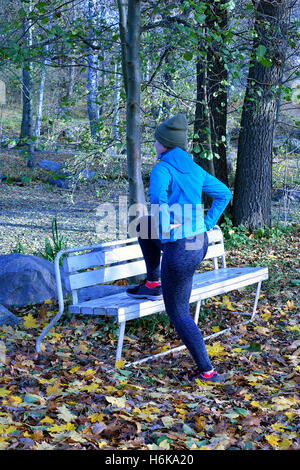 Jeune femme en formation sur le parc de l'automne. Banque D'Images