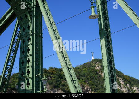 Pont de la liberté (Szabadsag hid), traverser le Danube, avec le Monument de la liberté sur la colline en arrière-plan, Budapest, Hongrie Banque D'Images