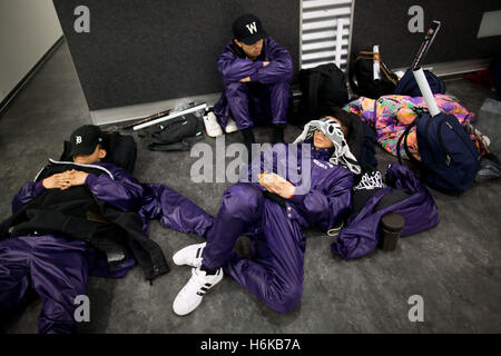 Essen, Allemagne. 29 Oct, 2016. Danseurs de Chine dormir avant la dernière compétition de Breakdance "le combat de l'année" à Essen, Allemagne, 29 octobre 2016. PHOTO : MAJA HITIJ/dpa/Alamy Live News Banque D'Images