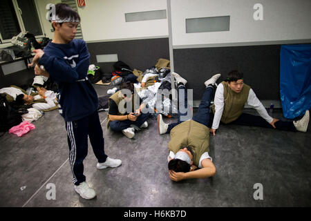 Essen, Allemagne. 29 Oct, 2016. Danseurs de Taïwan en préchauffage pour la dernière compétition de Breakdance "le combat de l'année" à Essen, Allemagne, 29 octobre 2016. PHOTO : MAJA HITIJ/dpa/Alamy Live News Banque D'Images