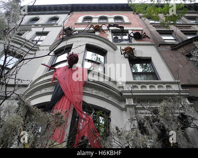 Décoration Halloween sur une house Inn New York, États-Unis, 27 octobre 2016. Le 31 octobre 2016, les États-Unis célèbre le festival d'Halloween annuel. PHOTO : JOHANNES SCHMITT-TEGGE/dpa Banque D'Images