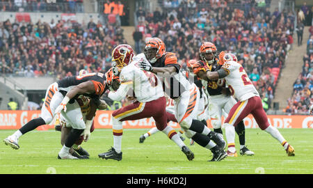 Le stade de Wembley, Londres, Royaume-Uni. 30Th Oct, 2016. NFL International Series. Cincinnati Bengals par rapport aux Redskins de Washington. Redskins de Washington Quarterback Kirk Cousins (8) est mise à sac par la défensive des Bengals de Cincinnati s'attaquer à Geno Atkins (97) au 3 ème trimestre. © Plus Sport Action/Alamy Live News Banque D'Images