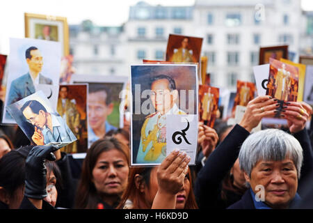 Londres, Royaume-Uni. 30 octobre 2016. Des milliers de personnes se sont réunies à Thai un mémorial à Trafalgar Square pour pleurer la mort de leur roi, Bhumibol Adulyadej (Rama IX). Ce fut un temps de commémoration et de chant et de nombreuses photographies tenue de feu le Roi. Crédit : Paul Brown/Alamy Live News Banque D'Images