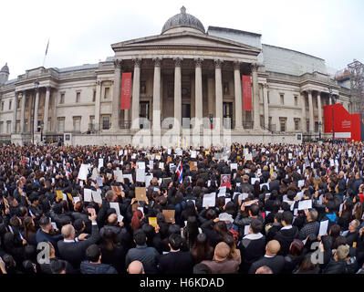 Londres, Royaume-Uni. 30 octobre 2016. Des milliers de personnes se sont réunies à Thai un mémorial à Trafalgar Square pour pleurer la mort de leur roi, Bhumibol Adulyadej (Rama IX). Ce fut un temps de commémoration et de chant et de nombreuses photographies tenue de feu le Roi. Crédit : Paul Brown/Alamy Live News Banque D'Images