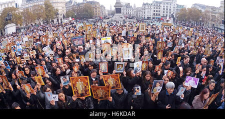 Londres, Royaume-Uni. 30 octobre 2016. Des milliers de personnes se sont réunies à Thai un mémorial à Trafalgar Square pour pleurer la mort de leur roi, Bhumibol Adulyadej (Rama IX). Ce fut un temps de commémoration et de chant et de nombreuses photographies tenue de feu le Roi. Crédit : Paul Brown/Alamy Live News Banque D'Images