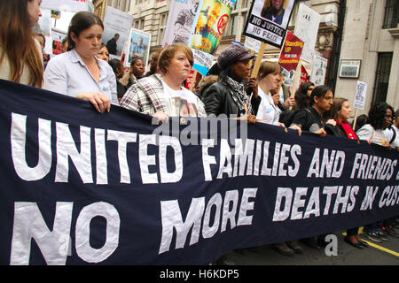 Londres, Royaume-Uni. 29 octobre, 2016. Tania El-Keira, portant un t-shirt avec une image de sa fille Amy au cours de la conférence annuelle des familles et amis (Campagne) UFFC procession du souvenir à Trafalgar Square, le 29 octobre 2016. Mme El-Keira est fille de 14 ans, Amy, a été retrouvé mort dans sa chambre à l'hôpital Prieuré Ticehurst House en 2012. La précession est silencieux de la mémoire dans les cas de personnes décédées en détention de l'état. Crédit : david mbiyu/Alamy Live News Banque D'Images