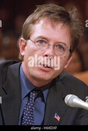 Washington, District de Columbia, Etats-Unis. 22 mai, 2002. Michael J. Fox témoigne pendant le Sénat des États-Unis et de la main-d'Appropriations Subcommittee on HHS Audition sur la maladie de Parkinson à Washington, DC Le 22 mai 2002. Tant M. Fox et Mohammad Ali a plaidé pour un financement accru pour les National Institutes of Health (NIH) pour la recherche sur le Parkinson.Credit : Ron Sachs/CNP © Ron Sachs/CNP/ZUMA/Alamy Fil Live News Banque D'Images