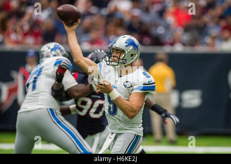 Houston, Texas, USA. 30Th Oct, 2016. Detroit Lions quarterback Matthew Stafford (9) passe au cours du 2e trimestre d'un match de la NFL entre les Houston Texans et les Lions de Détroit à NRG Stadium à Houston, TX, le 30 octobre 2016. © Trask Smith/ZUMA/Alamy Fil Live News Banque D'Images