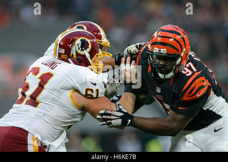 Le stade de Wembley, Londres, Royaume-Uni. 30Th Oct, 2016. NFL International Series. Cincinnati Bengals par rapport aux Redskins de Washington. La défensive des Bengals de Cincinnati s'attaquer à Geno Atkins (97) est bloqué par Redskins de Washington center Spencer Long (61). Score final : Redskins de Washington 27-27 Cincinnati Bengals après les heures supplémentaires. © Plus Sport Action/Alamy Live News Banque D'Images