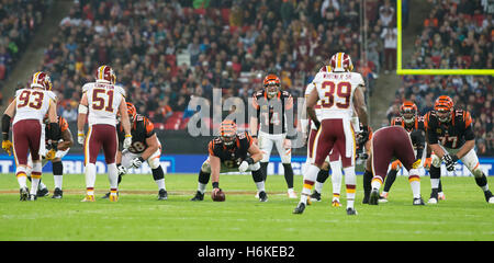 Le stade de Wembley, Londres, Royaume-Uni. 30Th Oct, 2016. NFL International Series. Cincinnati Bengals par rapport aux Redskins de Washington. Le quart-arrière des Bengals de Cincinnati Andy Dalton (14) se prépare pour la jouer pendant plus de temps. © Plus Sport Action/Alamy Live News Banque D'Images