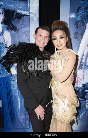 Los Angeles, Californie, États-Unis. 29 octobre, 2016. auteur james w. Mercer et sam Nguyen, Mme. united states national Femme de mérite 2016, assister à l'avant-garde magazine's 2e bal masqué annuel 2016 tenu au Majestic le centre-ville de la région de Los Angeles, Californie, États-Unis. @ Sheri determan / alamy live news Banque D'Images