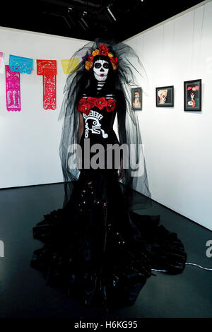 Une femme portant Catrina make-up pose pour une photo pendant le Jour des Morts au Japon à l'Instituto Cervantes le 29 octobre 2016, Tokyo, Japon. L'avant de l'Halloween parties à Tokyo, le jour de célébration morte est tenue à l'Instituto Cervantes à Tokyo par les organisations du Mexique et du Japon. L'événement annuel affiche plus d'une centaine de modèles de crâne en sucre, et comprend des ateliers pour enfants et adultes, ainsi que des spectacles traditionnels. Le Jour des Morts est une fête mexicaine à travers tout le Mexique et Mexicains communautés dans d'autres pays. En 2008, la célébration a été inscrit je Banque D'Images