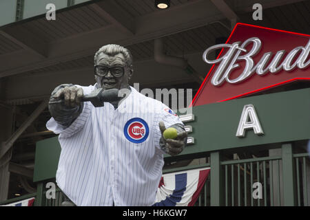 Chicago, Illinois, USA. 30Th Oct, 2016. Petits fans recueillir près de Wrigley Field, le 30 octobre 2016. Le cinquième match de la Série mondiale a lieu à ''the Friendly Confines.'' sur le côté nord de Chicago. Les louveteaux doivent gagner dans ce jeu pour rester dans la série. Score jeu de la série à ce jour est les Indians de Cleveland 3 à 1 oursons. Il y avait quelques lieux insolites autour du stade - un bouc vivant de rappeler aux gens la Billy Goat curse, Teddy Roosevelt waling autour et Harry porter, et Ron Santo statues portant des chemises d'oursons. Credit : Karen I. Hirsch/ZUMA/Alamy Fil Live News Banque D'Images