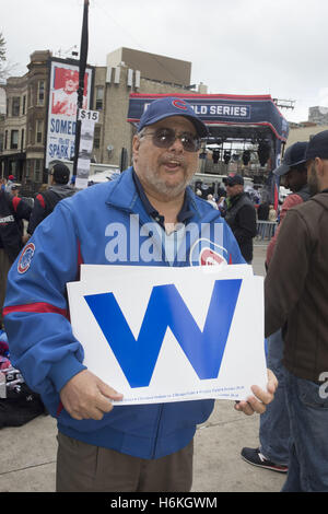 Chicago, Illinois, USA. 30Th Oct, 2016. Petits fans recueillir près de Wrigley Field, le 30 octobre 2016. Le cinquième match de la Série mondiale a lieu à ''the Friendly Confines.'' sur le côté nord de Chicago. Les louveteaux doivent gagner dans ce jeu pour rester dans la série. Score jeu de la série à ce jour est les Indians de Cleveland 3 à 1 oursons. Il y avait quelques lieux insolites autour du stade - un bouc vivant de rappeler aux gens la Billy Goat curse, Teddy Roosevelt waling autour et Harry porter, et Ron Santo statues portant des chemises d'oursons. Photo : Ed Landeman, président du Club d'appoint, l'affichage de l'W (crédit imag Banque D'Images