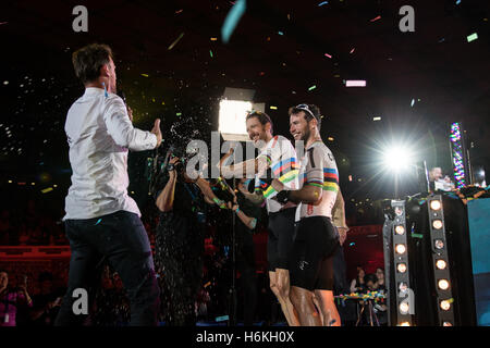 London, UK 30 Octobre, 2016. Les cyclistes en compétition dans le dernier jour de l'épreuve cycliste de six jours de Londres. Lee Valley Velodrome, Parc Olympique, Londres, Royaume-Uni. Bradley Wiggins et Mark Cavendish terminer deuxième. Bradley Wiggins verse plus de champagne le présentateur.Copyright Carol Moir/Alamy Live News. Banque D'Images