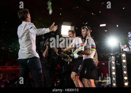 London, UK 30 Octobre, 2016. Les cyclistes en compétition dans le dernier jour de l'épreuve cycliste de six jours de Londres. Lee Valley Velodrome, Parc Olympique, Londres, Bradley Wiggins et Mark Cavendish terminer deuxième. Bradley Wiggins verse plus de champagne le présentateur. UK. Copyright Carol Moir/Alamy Live News. Banque D'Images