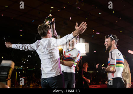 London, UK 30 Octobre, 2016. Les cyclistes en compétition dans le dernier jour de l'épreuve cycliste de six jours de Londres. Bradley Wiggins et Mark Cavendish terminer deuxième. Bradley Wiggins verse plus de champagne le présentateur. Lee Valley Velodrome, Parc Olympique, Londres, Royaume-Uni. Copyright Carol Moir/Alamy Live News. Banque D'Images