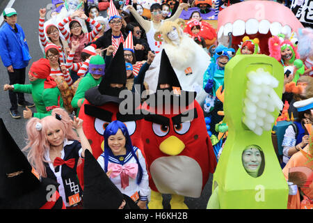 Kawasaki, Japon. 30Th Oct, 2016. Les participants portant des costumes prendre part à une parade d'Halloween dans une rue de la banlieue de Tokyo, Kawasaki le dimanche, Octobre 30, 2016. 130 000 visiteurs vu la street parade costumée où quelque 2 600 personnes ont pris part. Credit : Yoshio Tsunoda/AFLO/Alamy Live News Banque D'Images