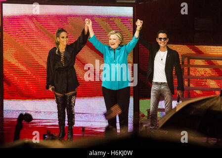 Miami, Florida, United States. 29 Oct, 2016. Jennifer Lopez, Hillary Clinton et Marc Anthony au Bayfront Park Amphitheater à Miami le 29 octobre © Sun-Sentinel/ZUMA/Alamy Fil Live News Banque D'Images