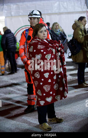 Norcia, Italie. 30Th Oct, 2016. Un résident est en appui à l'extérieur du camp de secours à Norcia, Italie centrale, le 30 octobre, 2016. Un séisme de magnitude 6,5 a frappé le centre de l'Italie, le dimanche, sans faire de victimes, mais la destruction de bâtiments historiques précieux. Credit : Jin Yu/Xinhua/Alamy Live News Banque D'Images