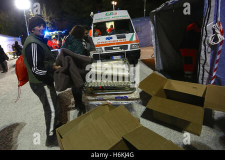 Norcia, Italie. 30Th Oct, 2016. Un résident reçoit une couverture au camp de secours à Norcia, Italie centrale, le 30 octobre, 2016. Un séisme de magnitude 6,5 a frappé le centre de l'Italie, le dimanche, sans faire de victimes, mais la destruction de bâtiments historiques précieux. Credit : Jin Yu/Xinhua/Alamy Live News Banque D'Images