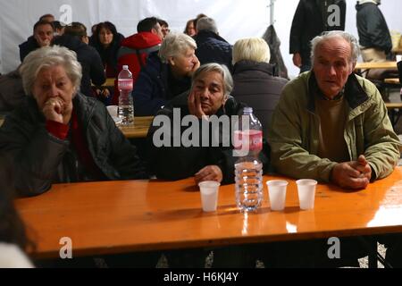 Norcia, Italie. 30Th Oct, 2016. Habitants prendre un repos à la camp de secours à Norcia, Italie centrale, le 30 octobre, 2016. Un séisme de magnitude 6,5 a frappé le centre de l'Italie, le dimanche, sans faire de victimes, mais la destruction de bâtiments historiques précieux. Credit : Jin Yu/Xinhua/Alamy Live News Banque D'Images