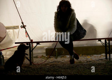 Norcia, Italie. 30Th Oct, 2016. Une femme se repose avec son chien à l'extérieur du camp de secours à Norcia, Italie centrale, le 30 octobre, 2016. Un séisme de magnitude 6,5 a frappé le centre de l'Italie, le dimanche, sans faire de victimes, mais la destruction de bâtiments historiques précieux. Credit : Jin Yu/Xinhua/Alamy Live News Banque D'Images