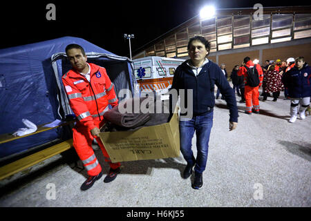 Norcia, Italie. 30Th Oct, 2016. Deux volontaires portent les produits de secours en dehors de la décharge camp à Norcia, Italie centrale, le 30 octobre, 2016. Un séisme de magnitude 6,5 a frappé le centre de l'Italie, le dimanche, sans faire de victimes, mais la destruction de bâtiments historiques précieux. Credit : Jin Yu/Xinhua/Alamy Live News Banque D'Images