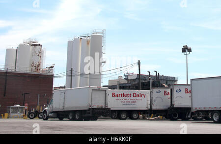 New York, USA. 09Th Aug 2016. Lastwagen von Bartlett Dairy stehen vor der 09.08.2016 am Milchfirma «Elmhurst Dairy' à New York (USA). Die letzte Milchfabrik à New York hat nun geschlossen. Foto : Christina Horsten/dpa (zu dpa '"Der Verbrauch ist im Keller" : Nouveaux Yorks letzte Milchfabrik schließt' vom 31.10.2016) /afp/Alamy Live News Banque D'Images