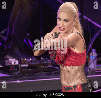 Irvine, Californie, USA. 30Th Oct, 2016. Gwen Stefani a été la vedette du dernier concert du dimanche à Irvine Meadows Amphitheater à Irvine, en Californie en tant que le lieu sera démoli pour re-développement. Gwen Stefani sur scène. Crédit : David Bro/ZUMA/Alamy Fil Live News Banque D'Images