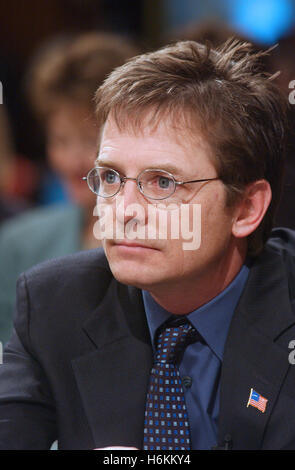 Michael J. Fox témoigne pendant le Sénat des États-Unis et de la main-d'Appropriations Subcommittee on HHS Audition sur la maladie de Parkinson à Washington, DC Le 22 mai 2002. Tant M. Fox et Mohammad Ali a plaidé pour un financement accru pour les National Institutes of Health (NIH) pour la recherche sur le Parkinson. Credit : Ron Sachs/CNP - AUCUN FIL SERVICE - Banque D'Images